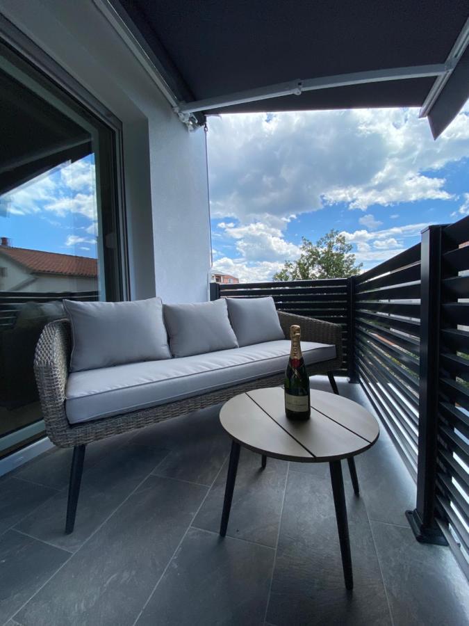 Apartmani Kumenat Biograd Na Moru Esterno foto