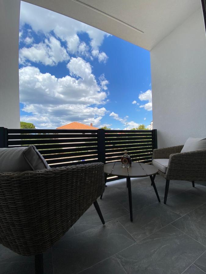 Apartmani Kumenat Biograd Na Moru Esterno foto
