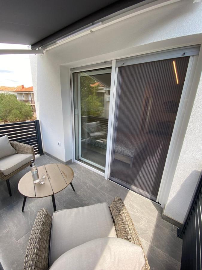 Apartmani Kumenat Biograd Na Moru Esterno foto