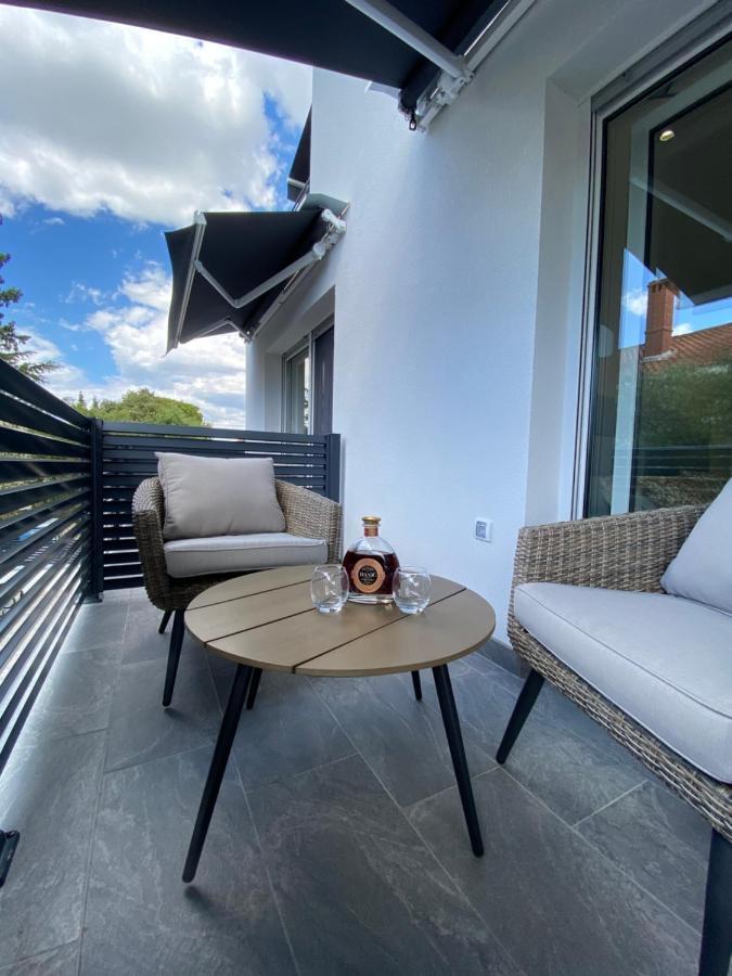 Apartmani Kumenat Biograd Na Moru Esterno foto