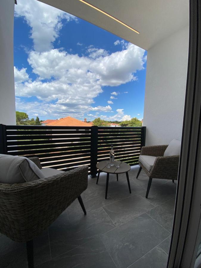 Apartmani Kumenat Biograd Na Moru Esterno foto