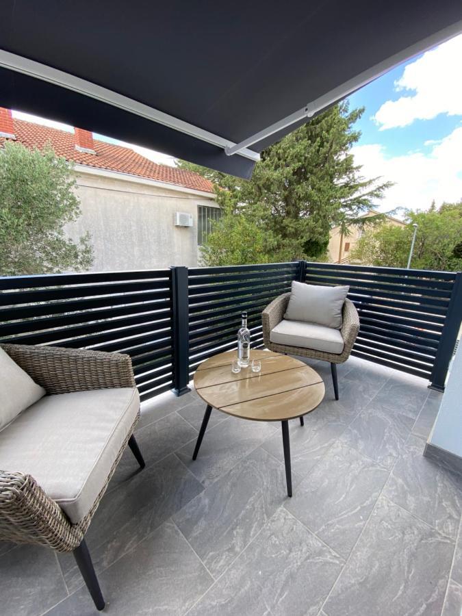 Apartmani Kumenat Biograd Na Moru Esterno foto