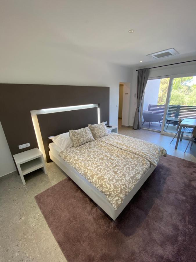 Apartmani Kumenat Biograd Na Moru Esterno foto