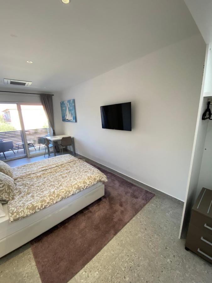 Apartmani Kumenat Biograd Na Moru Esterno foto