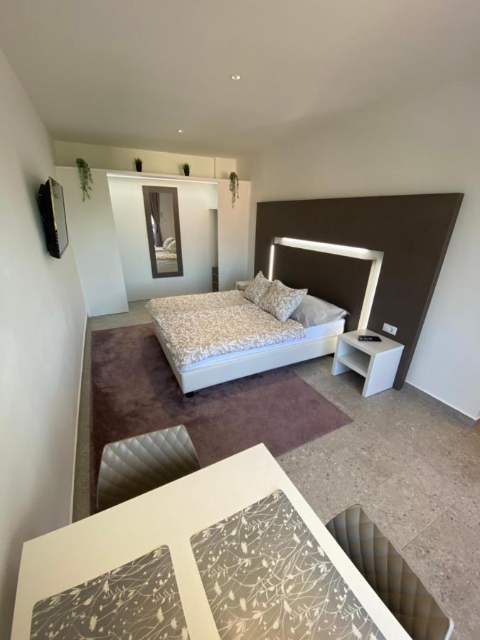 Apartmani Kumenat Biograd Na Moru Esterno foto