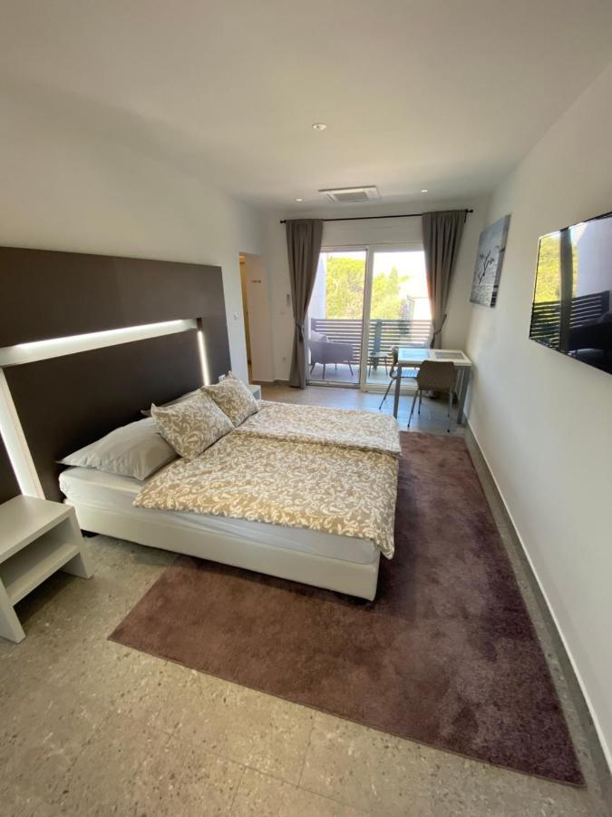 Apartmani Kumenat Biograd Na Moru Esterno foto