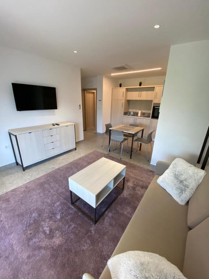 Apartmani Kumenat Biograd Na Moru Esterno foto