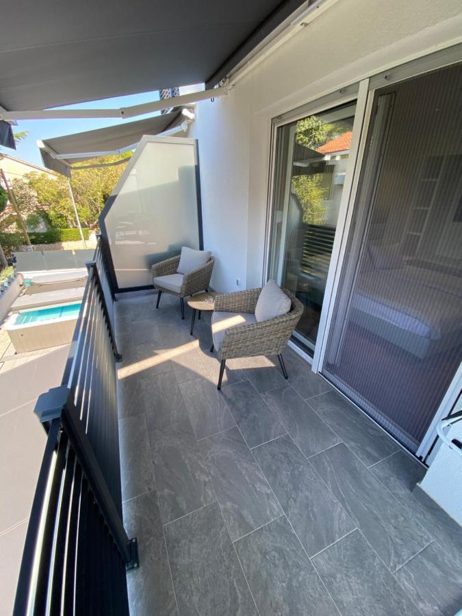 Apartmani Kumenat Biograd Na Moru Esterno foto